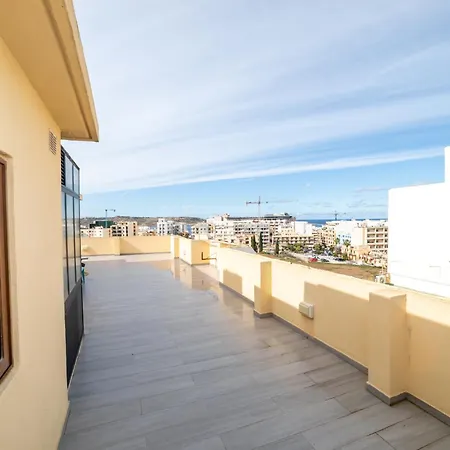 Daire Peaceful Penthouse 3 Bed With Views - By Hostmt