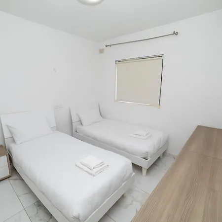 Daire Peaceful Penthouse 3 Bed With Views - By Hostmt *