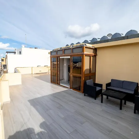 Peaceful Corner Penthouse 3 Bed With Views
