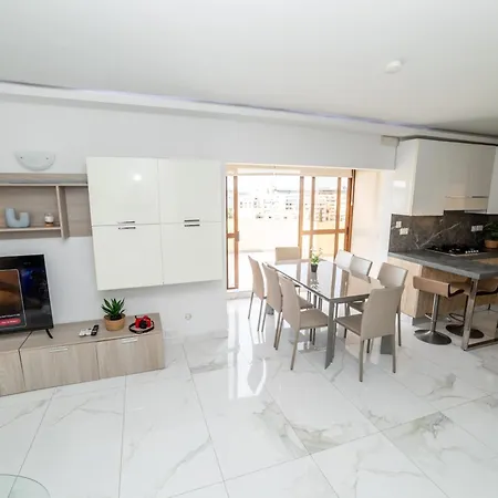 Peaceful Penthouse 3 Bed With Views - By Hostmt Appartement *