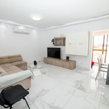 Daire Peaceful Penthouse 3 Bed With Views - By Hostmt *