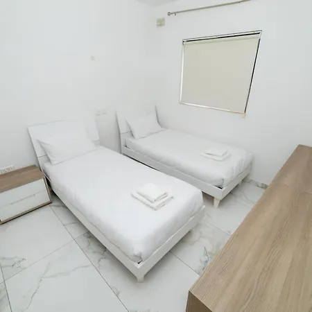 Peaceful Penthouse 3 Bed With Views - By Hostmt *