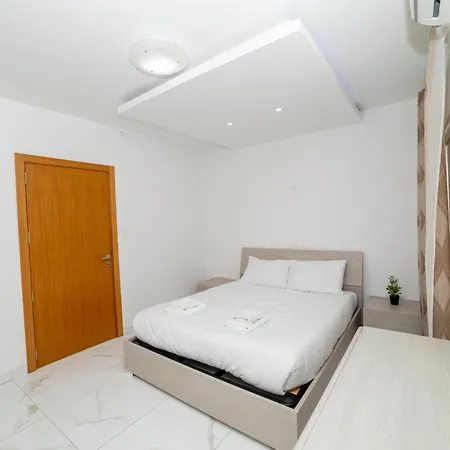 Peaceful Corner Penthouse 3 Bed With Views
