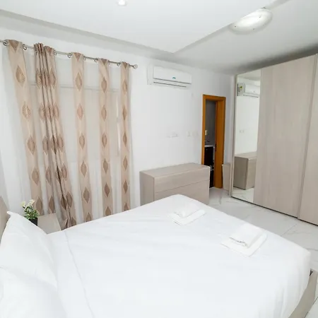 Peaceful Penthouse 3 Bed With Views - By Hostmt Daire