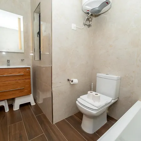 Peaceful Penthouse 3 Bed With Views - By Hostmt Appartement *