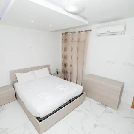 Peaceful Corner Penthouse 3 Bed With Views