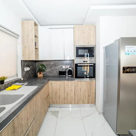 Daire Peaceful Penthouse 3 Bed With Views - By Hostmt *