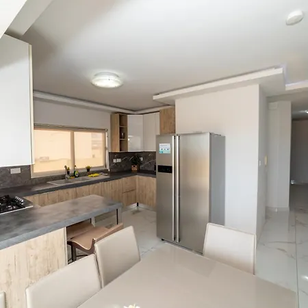 Peaceful Corner Penthouse 3 Bed With Views