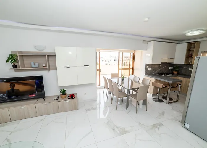 Peaceful Penthouse 3 Bed With Views - By Hostmt Apartman *