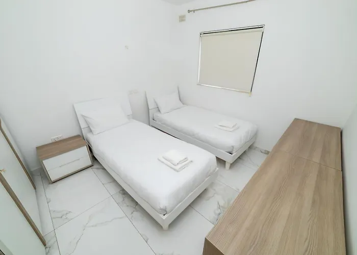 Peaceful Penthouse 3 Bed With Views - By Hostmt *