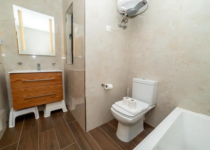 Peaceful Penthouse 3 Bed With Views - By Hostmt Apartman *