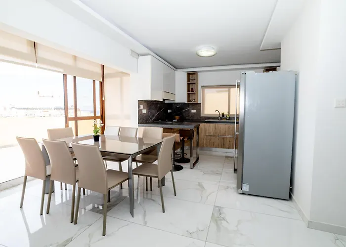 Peaceful Penthouse 3 Bed With Views - By Hostmt Apartman *