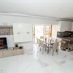 Peaceful Penthouse 3 Bed With Views - By Hostmt Apartman *