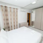 Peaceful Penthouse 3 Bed With Views - By Hostmt Apartman