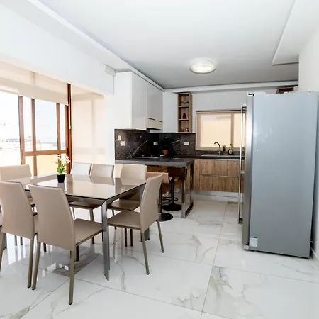 Peaceful Penthouse 3 Bed With Views - By Hostmt 公寓 *