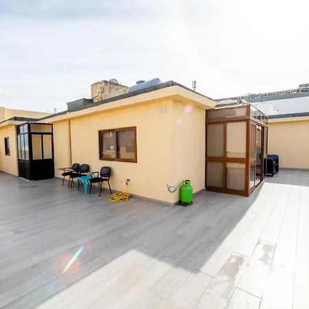 Peaceful Penthouse 3 Bed With Views - By Hostmt 公寓