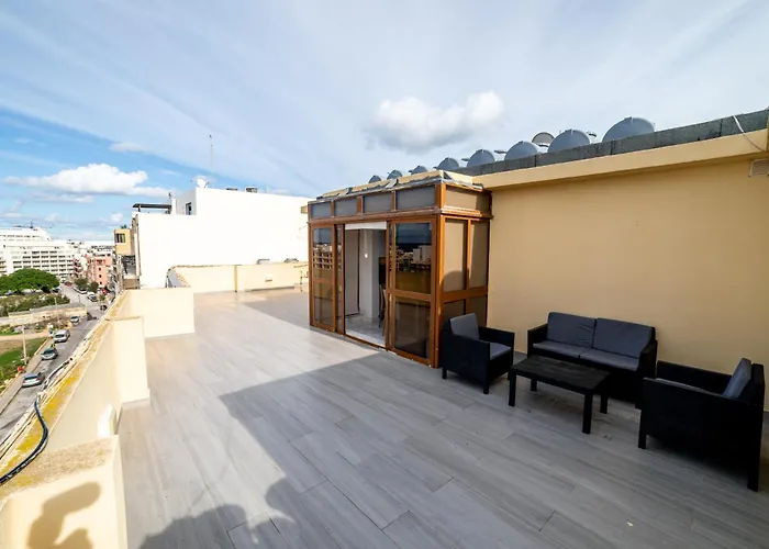 Peaceful Penthouse 3 Bed With Views - By Hostmt