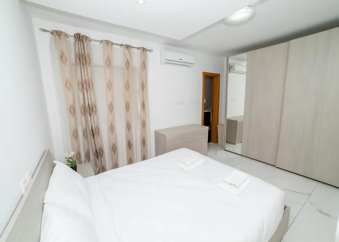 Peaceful Penthouse 3 Bed With Views - By Hostmt 公寓