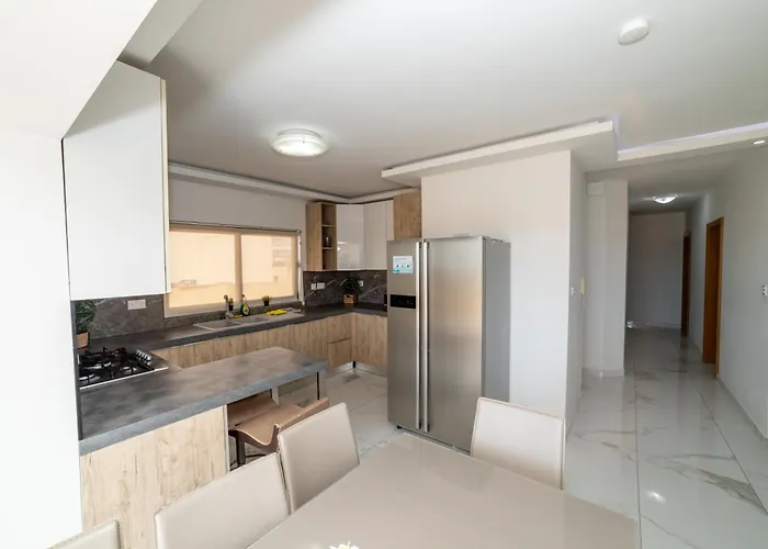 Peaceful Penthouse 3 Bed With Views - By Hostmt