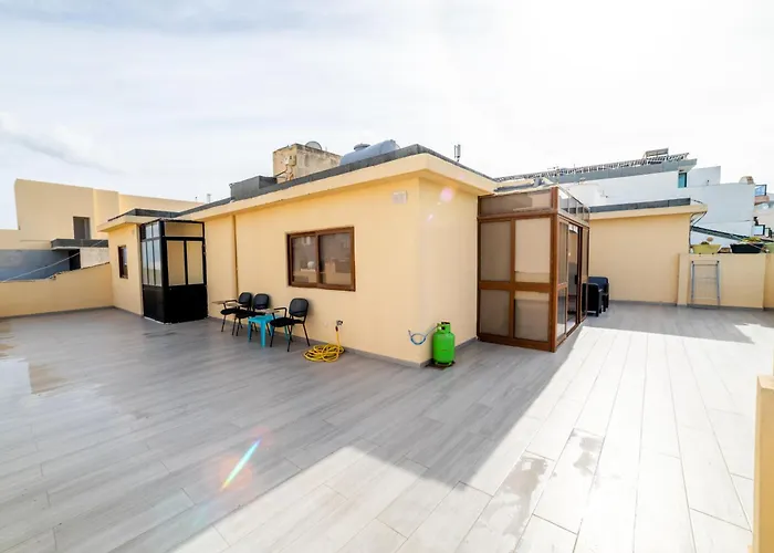 Peaceful Penthouse 3 Bed With Views - By Hostmt 公寓